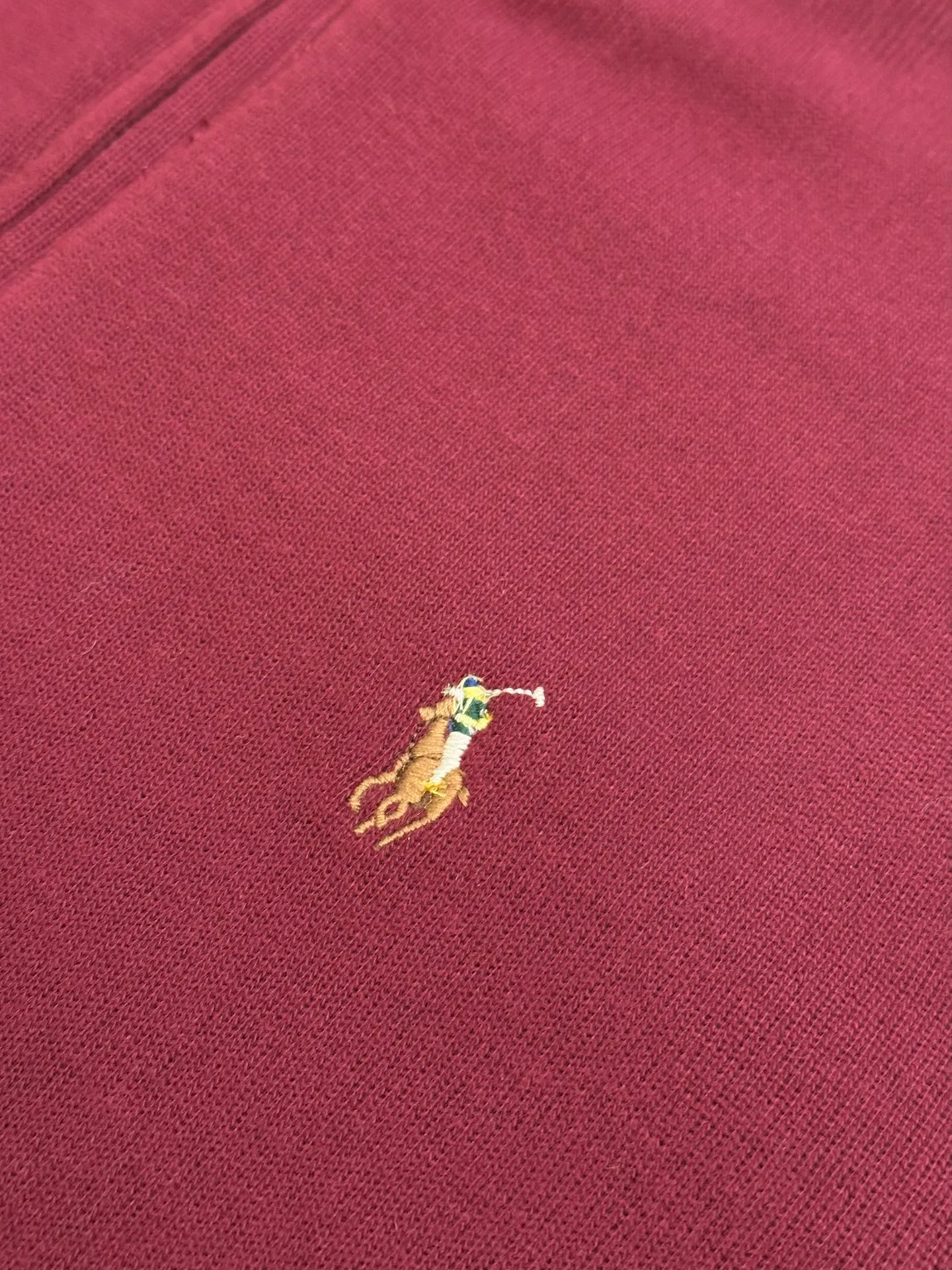 P390 Ralph Lauren colorful embroidered half turtleneck sweatshirt, custom-made with elegant fine cotton velvet feel, with low saturated brown-red as the base, and the exquisite colorful pony logo jumps into burgundy, making it highly recognizable. The design of the half zipper has been sublimated, and the leather pull tab of the zipper head has been aged, retaining slight rough edges.  Adopt imported machine embroidery technology, use advanced computer control system and precision mechanical components to realize pony logo embroidery work size: s m l xl